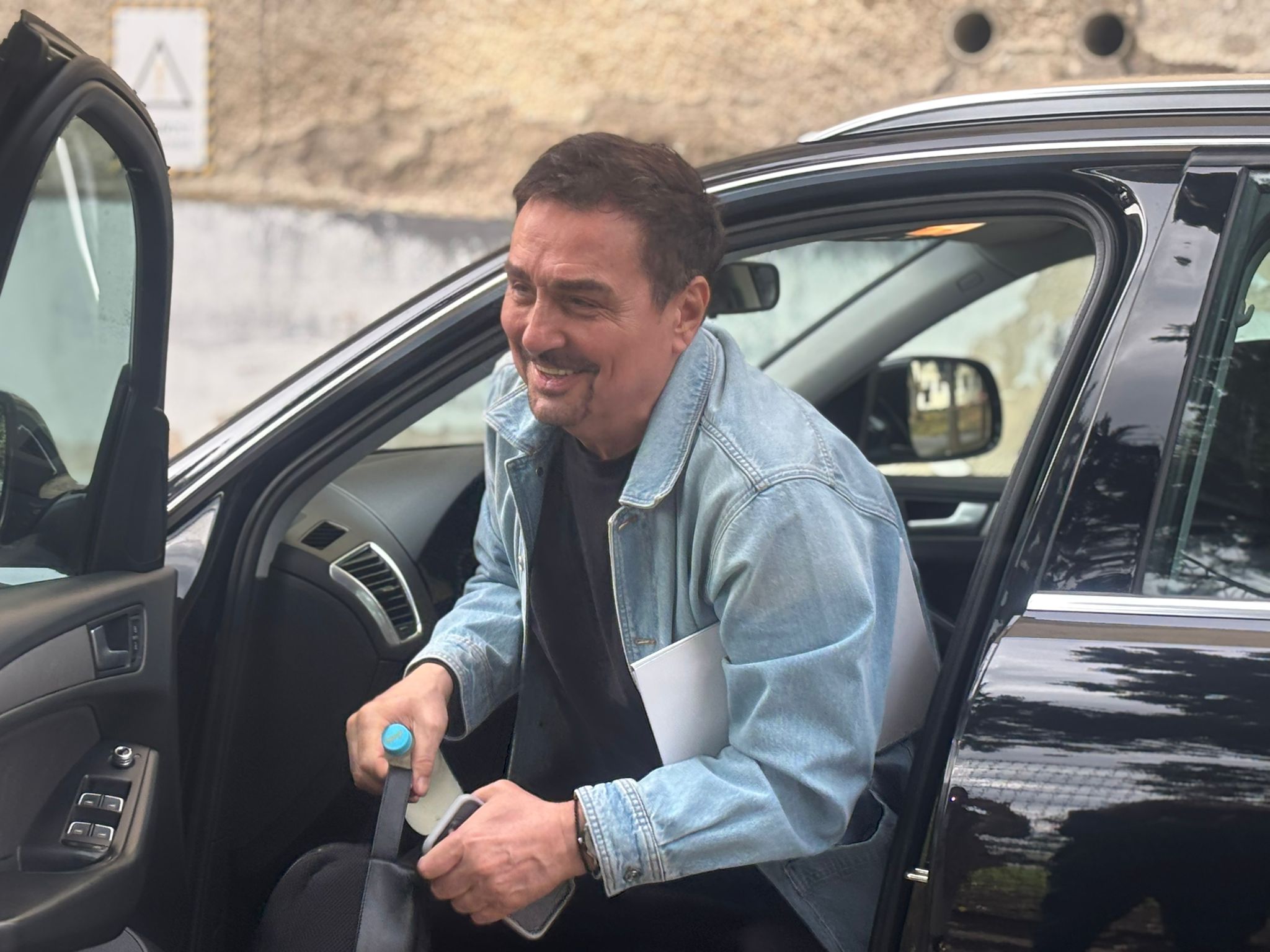 Keba se ukočio, jedva izašao iz auta, evo kako je došao do studija "Zvezda Granda" VIDEO 5 IMG 20251117 WA0013