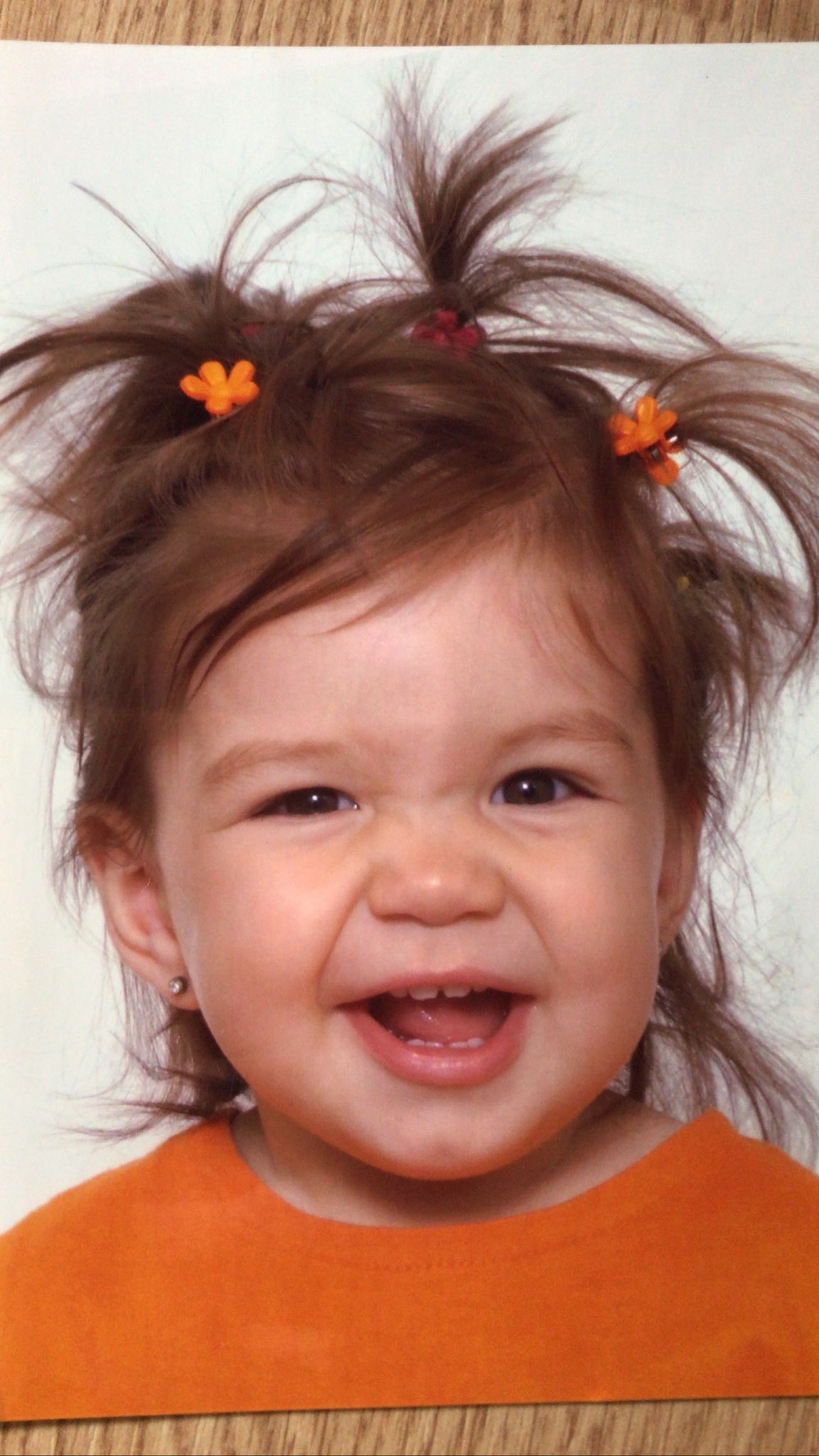 Nekada čupka, danas jedna od najzgodnijih zvezda Granda: Da li znate ko je pevačica sa fotografije?