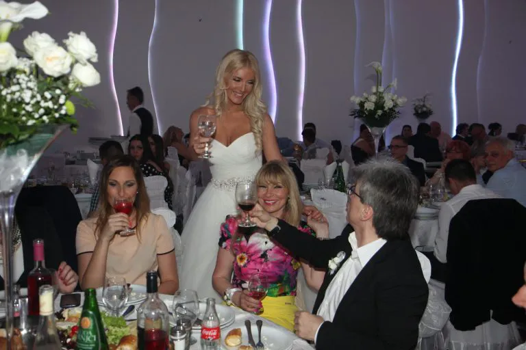 Danas čekaju treće dete, a ovako je izgledala svadba najpopularnijeg para iz Zvezda Granda 10 IMG 2017 768x512 1