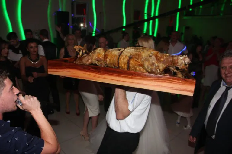 Danas čekaju treće dete, a ovako je izgledala svadba najpopularnijeg para iz Zvezda Granda 11 IMG 2261 768x512 1