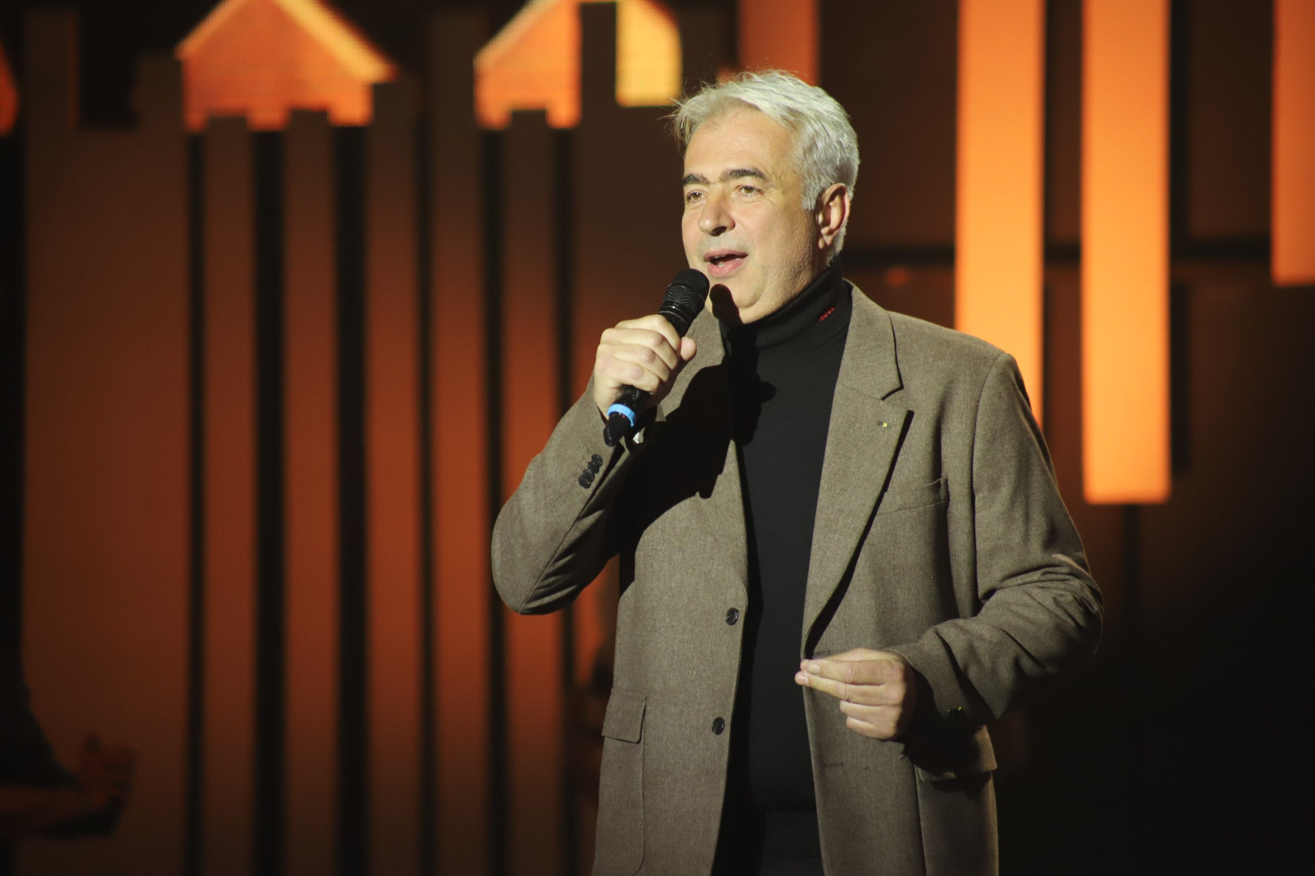 Bivši skijaš u emisiji "Nikad nije kasno": Stao na scenu Granda, a kad je pustio glas, svi su se iznenadili (VIDEO)