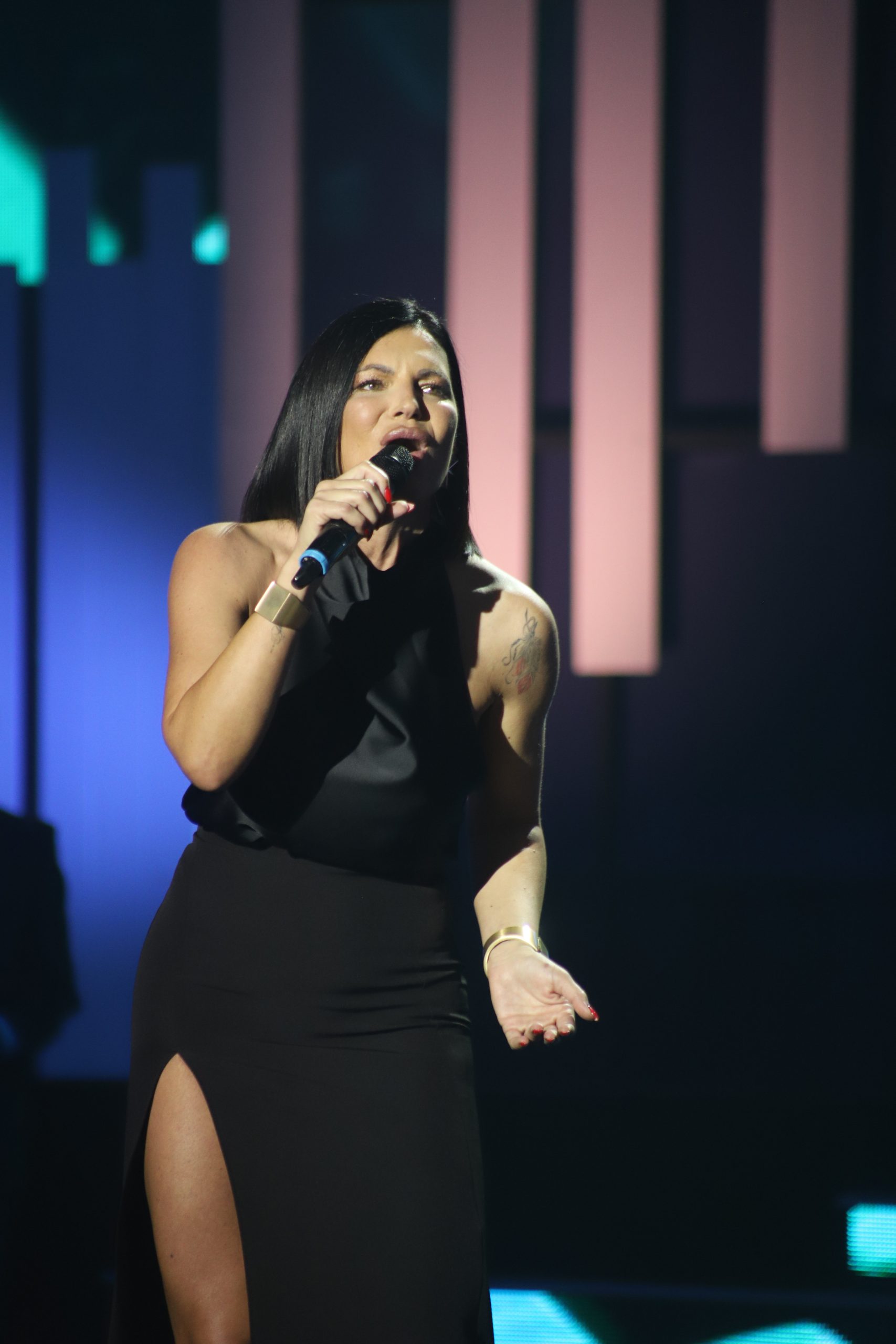 Vaspitačica i fitnes instruktorka zapevala Šemsinu pesmu koja se dugo nije pevala: "Trgla sam se zbog snage tvog glasa" 9 IMG 7731