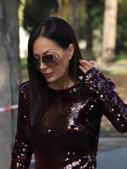 Ceca u glamuroznom izdanju na snimanju ZG: Šljokice svuda, a detalj na leđima priča posebnu priču 13 IMG 9845 e1762261649434