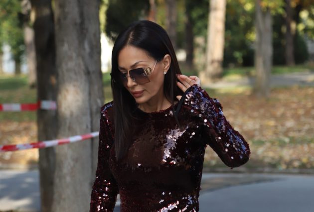 Ceca u glamuroznom izdanju na snimanju ZG: Šljokice svuda, a detalj na leđima priča posebnu priču 8 IMG 9845 e1762261649434