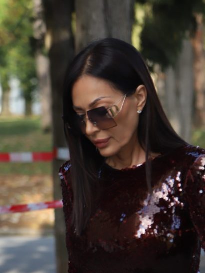 Ceca u glamuroznom izdanju na snimanju ZG: Šljokice svuda, a detalj na leđima priča posebnu priču 13 IMG 9846 e1762261520494