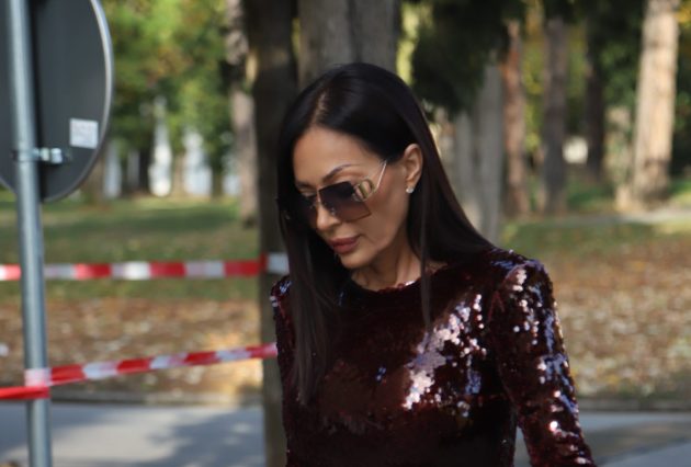 Ceca u glamuroznom izdanju na snimanju ZG: Šljokice svuda, a detalj na leđima priča posebnu priču 8 IMG 9846 e1762261520494