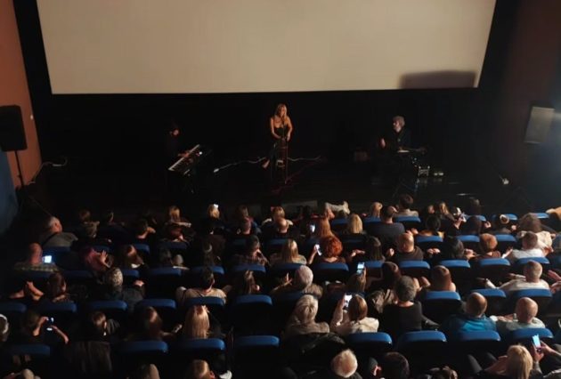Pevačica održala koncert u bioskopu, pa stigla u muzički žiri: "Sa vama u sopstvenom filmu" FOTO 7 Lena Kovacevic bioskop 1