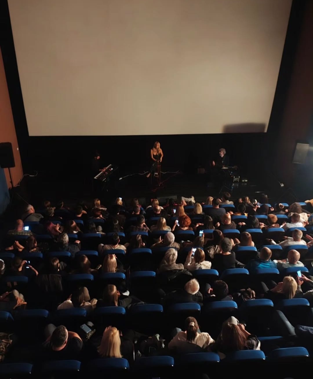 Pevačica održala koncert u bioskopu, pa stigla u muzički žiri: "Sa vama u sopstvenom filmu" FOTO 6 Lena Kovacevic bioskop 1