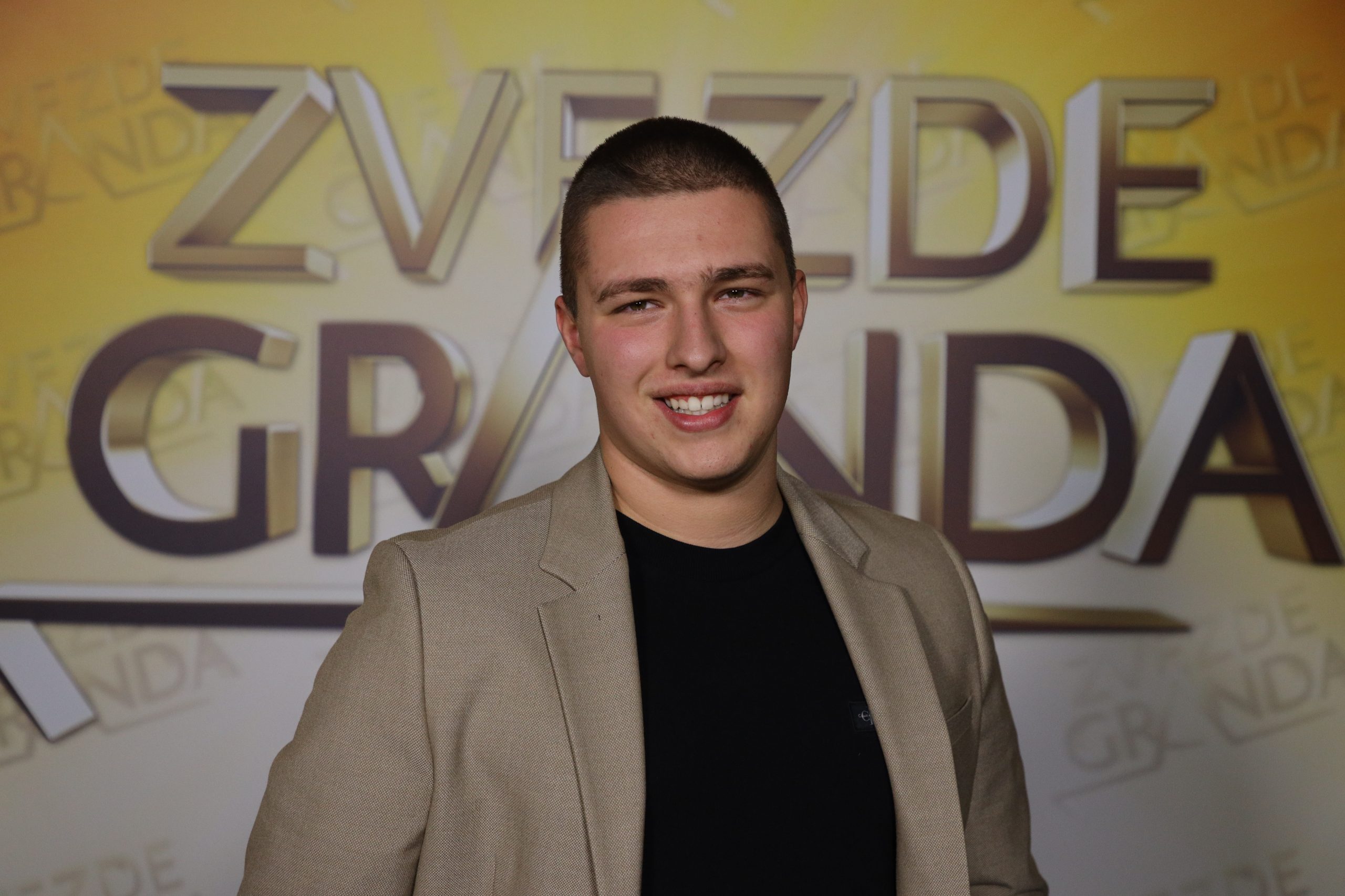 Od psihologa i dizajnera do fudbalera: Saznajte ko su takmičari koji će večeras prvi put zapevati u Zvezdama Granda 20 MIHAJLO ARBUTINA 19 GOD. BANJA LUKA 7