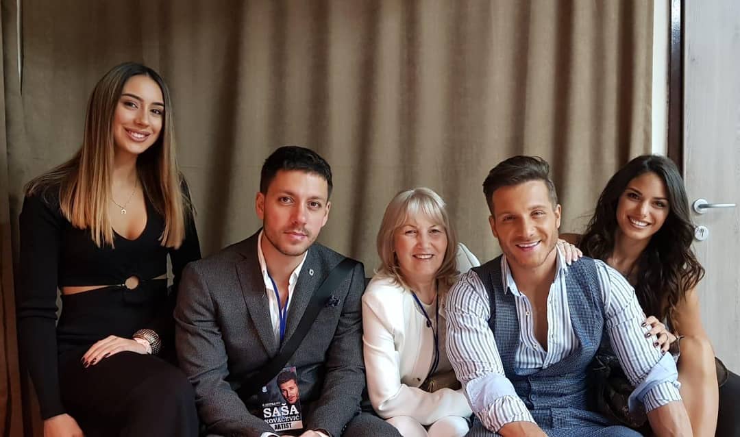 Ovaj dečak je izrastao u najzgodnijeg pevača na estradi: Teško da ćete ga prepoznati 9 Majka SasaRade devojke