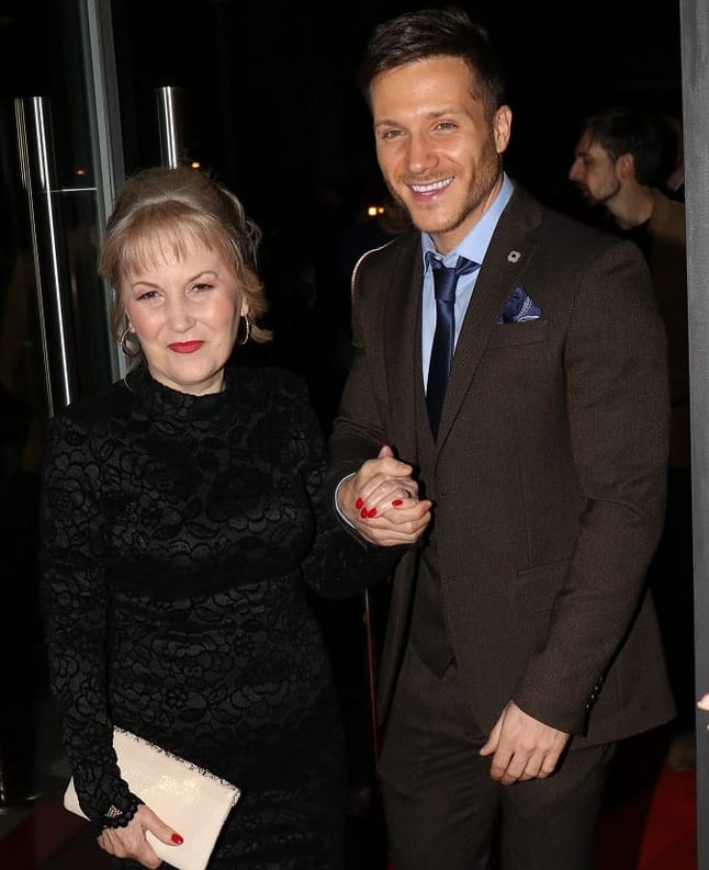 Ovaj dečak je izrastao u najzgodnijeg pevača na estradi: Teško da ćete ga prepoznati 11 Mama i Sasa