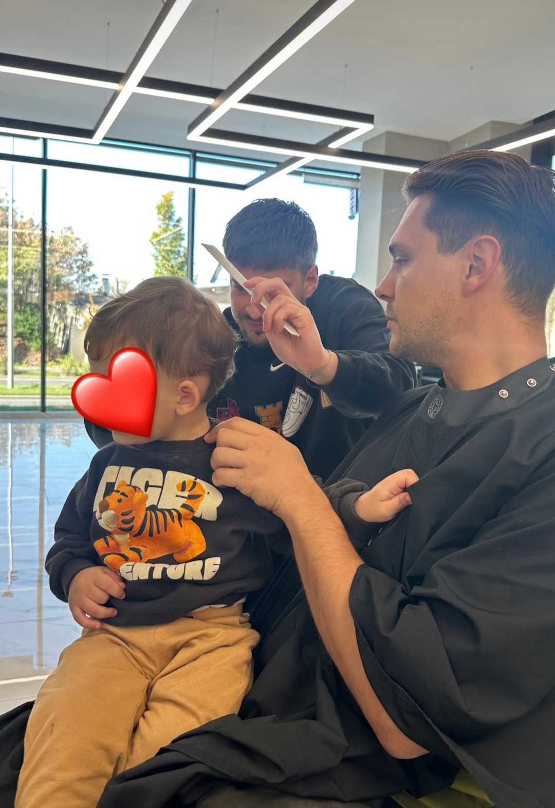 Miloš Biković sa sinom kod frizera: Supruga glumca se istopila od prizora FOTO 6 Milos Bikovic 1