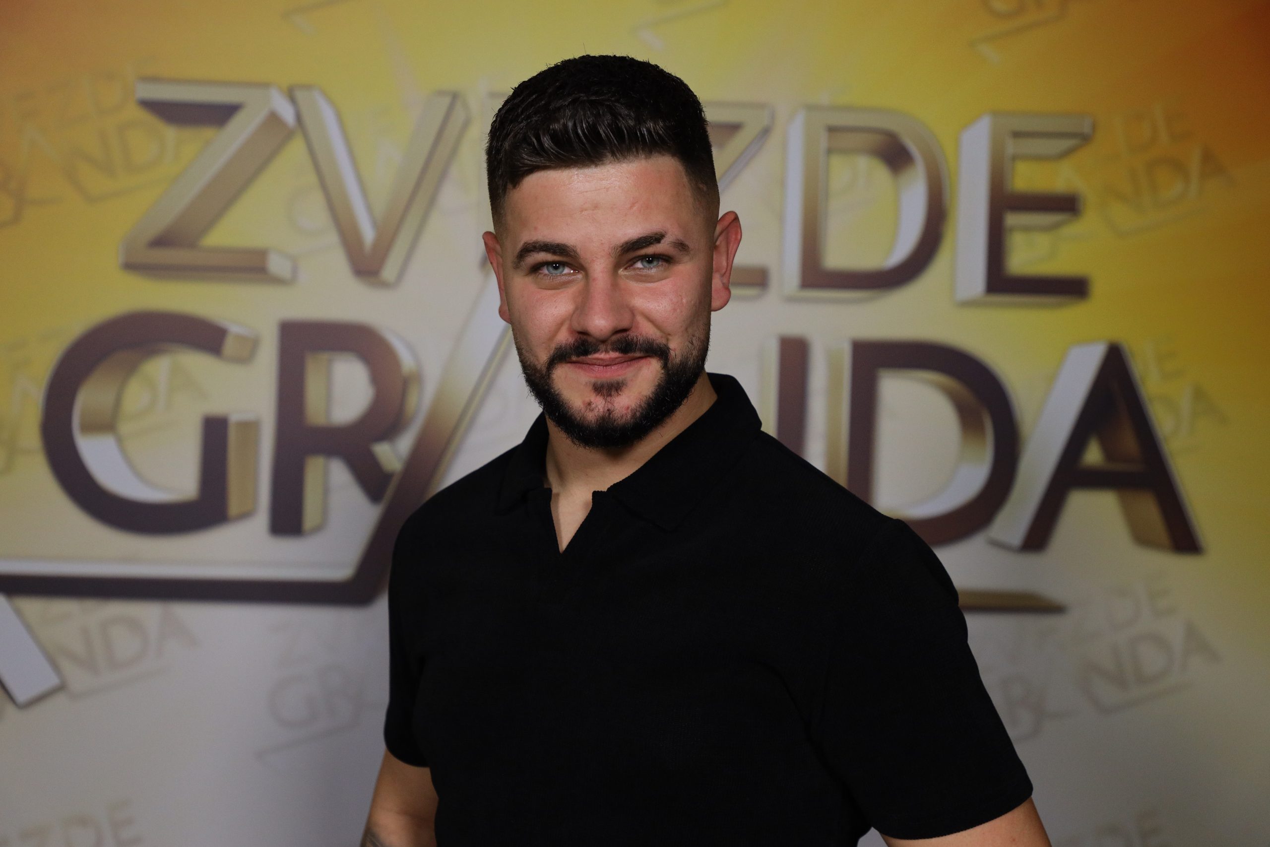 Od psihologa i dizajnera do fudbalera: Saznajte ko su takmičari koji će večeras prvi put zapevati u Zvezdama Granda 18 NIKOLA SIMEUNOVIC 22 GOD. SOMBOR 7 1