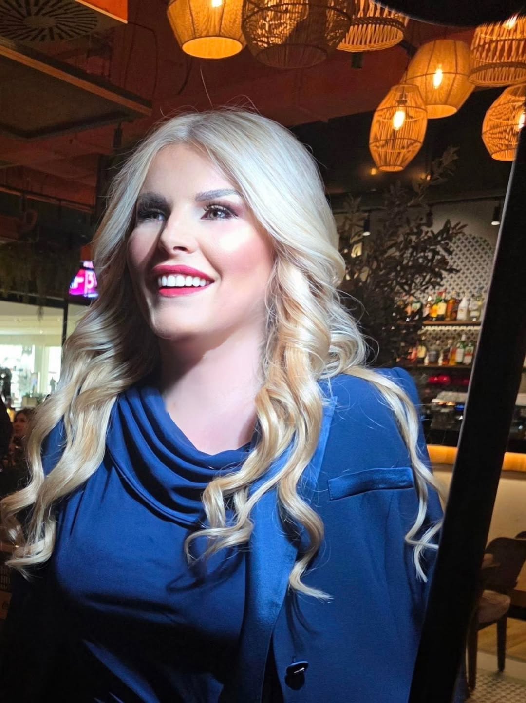 Anči Dabetić zaljubljena? Pevačica se oglasila: "Dok traje, nek' traje" 6 Nije slucajno sto sam bas ovdje u prelepom ambijentu @monumentgalerija sa telefonom u ruci 1