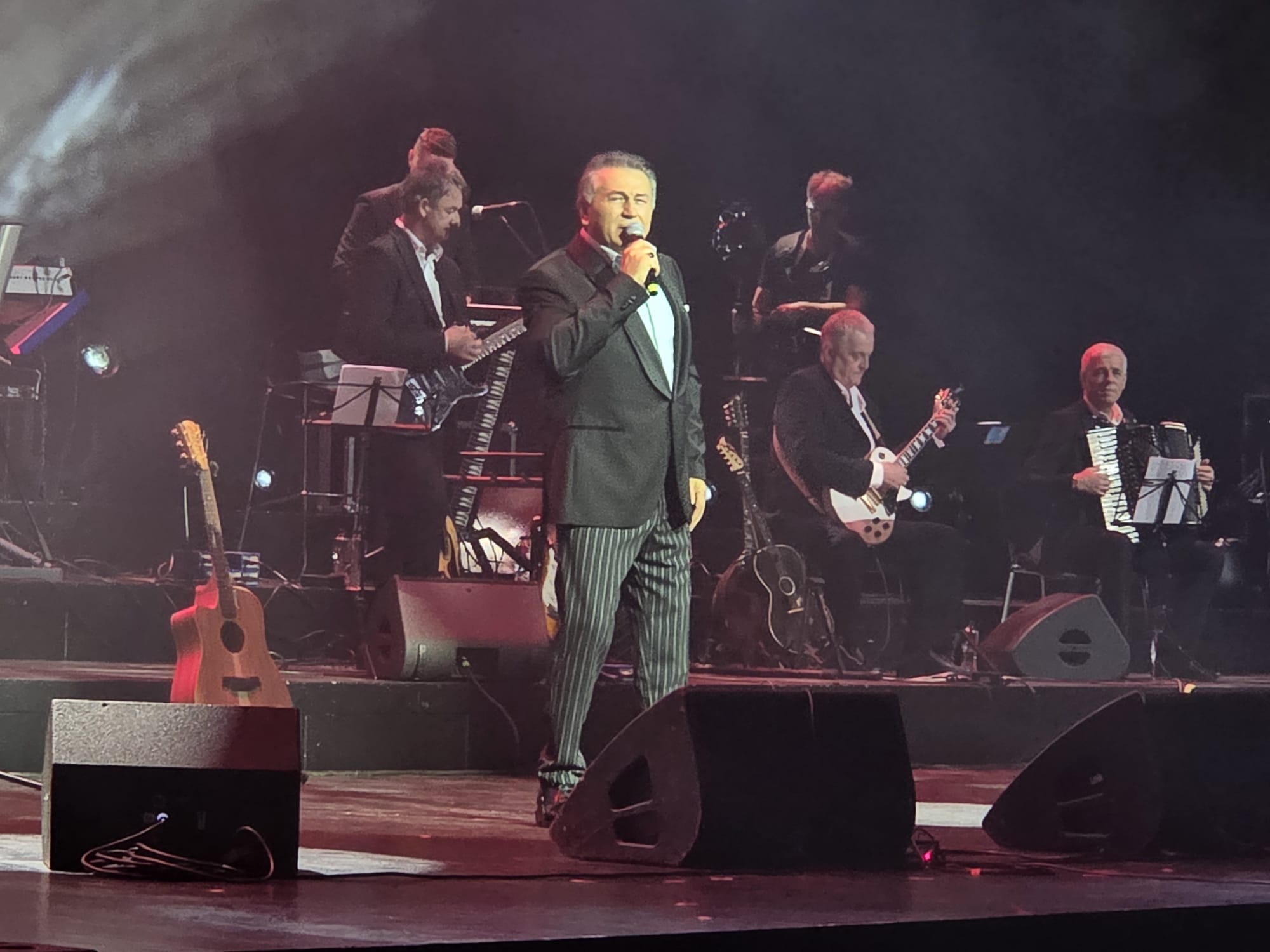 Emotivan početak Halidovog koncerta, pevač javno pozdravio poznatu pevačicu VIDEO 5 PHOTO 2025 11 12 20 36 40