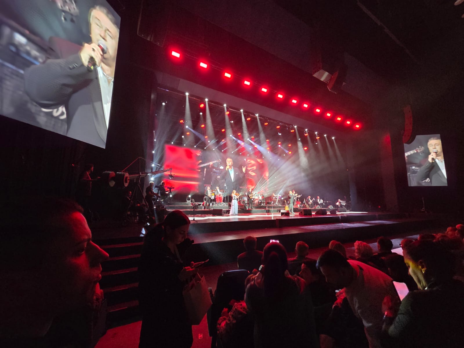 Emotivan početak Halidovog koncerta, pevač javno pozdravio poznatu pevačicu VIDEO 7 PHOTO 2025 11 12 20 38 10