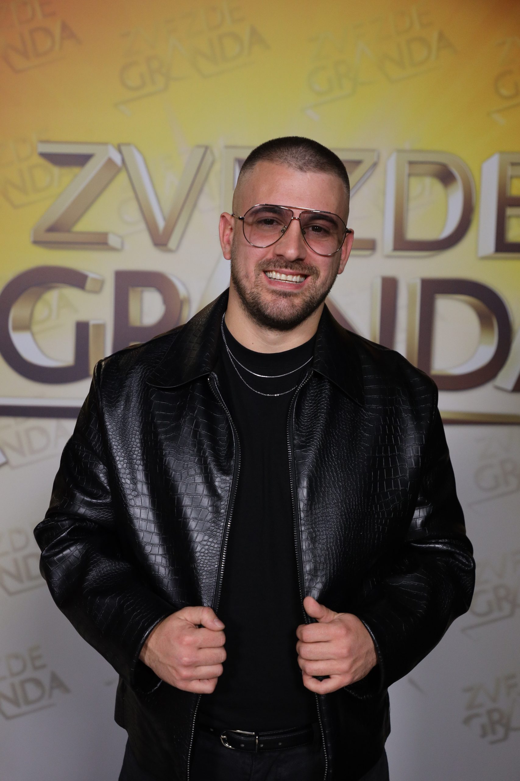 Od psihologa i dizajnera do fudbalera: Saznajte ko su takmičari koji će večeras prvi put zapevati u Zvezdama Granda 22 RIZO FERATOVIC 27 GOD. GUSINJE CG 6