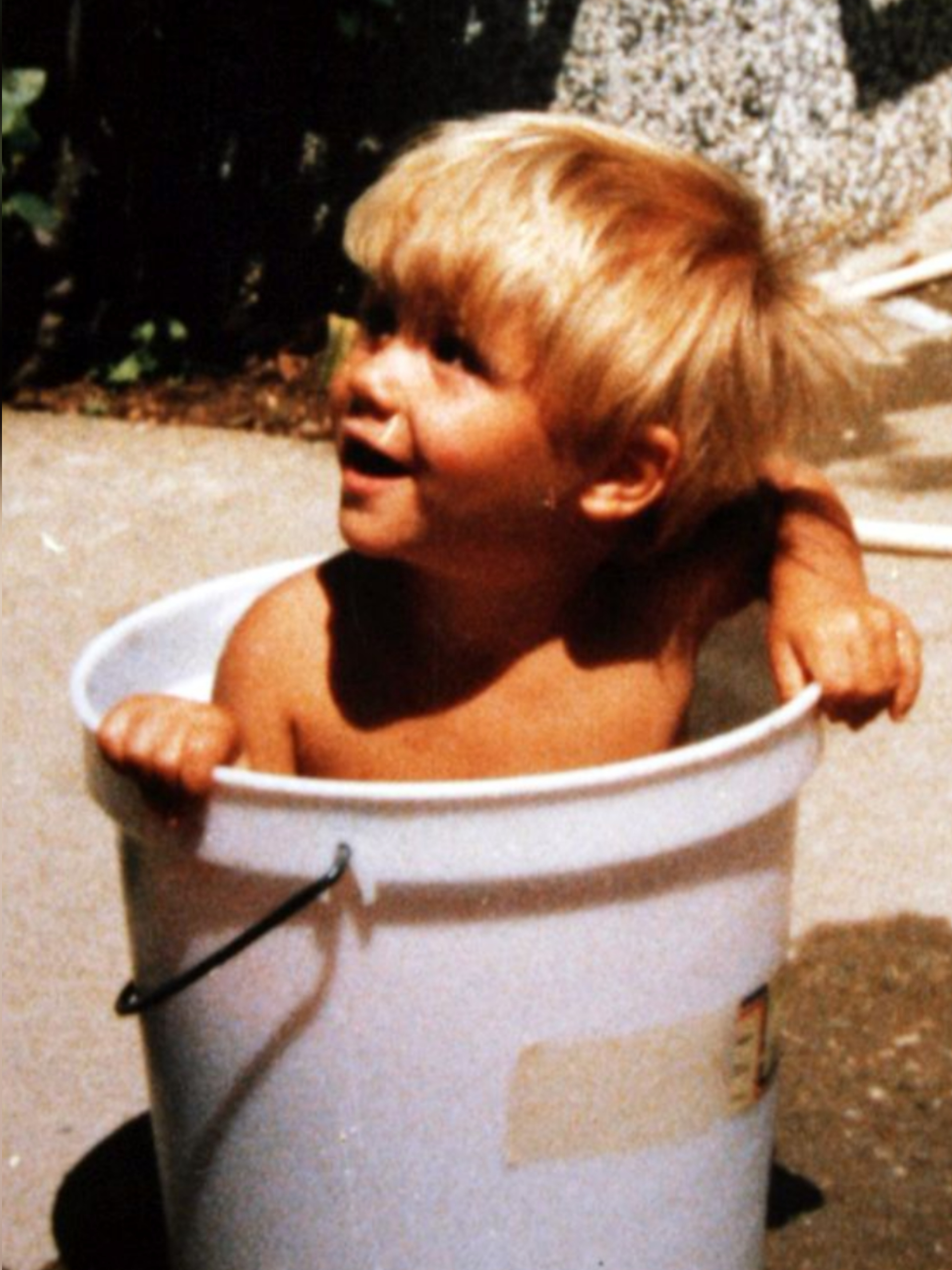 Ovaj dečak je izrastao u najzgodnijeg pevača na estradi: Teško da ćete ga prepoznati 7 Sasa Kovacevic kofa