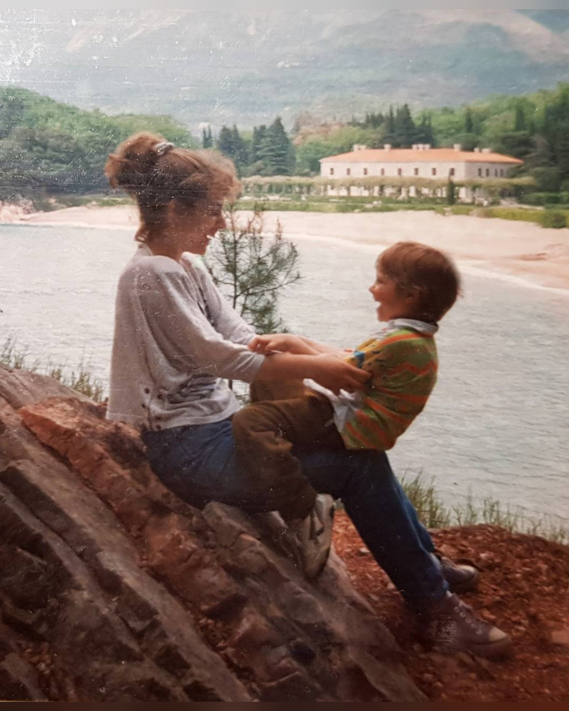 Ovaj dečak je izrastao u najzgodnijeg pevača na estradi: Teško da ćete ga prepoznati 10 Sasa sa sestrom