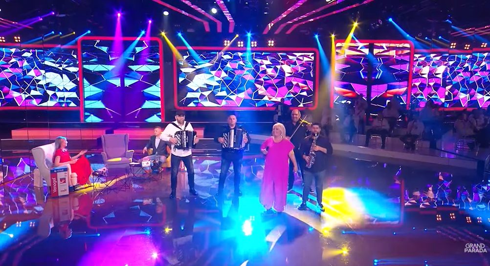 "Baba kad dođe iz Beča, puna je kao brod": Pevačica otkrila koliko zarađuje od pevanja 4 Screenshot 2025 11 03 082903