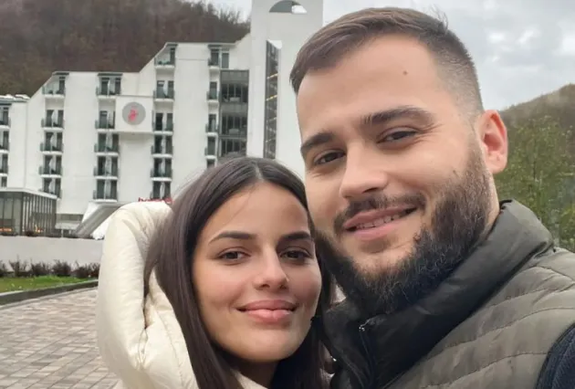 Stefan Živković šokirao estradu: Dok se svi razvode, on slavi ljubav: Otac petoro dece novom pesmom „Lav" pokazao ko je pravi kralj 3 Screenshot 2025 11 05 120738