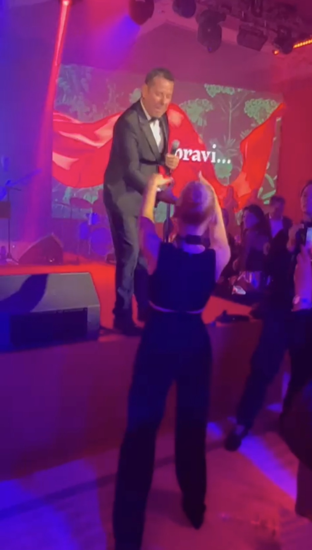 Šuškalo se da su bili u vezi: Nataša Bekvalac i Vlado Georgiev oči u oči posle 20 godina, pogledajte kako su se pozdravili (VIDEO) 6 Screenshot 20251107 084710 Gallery