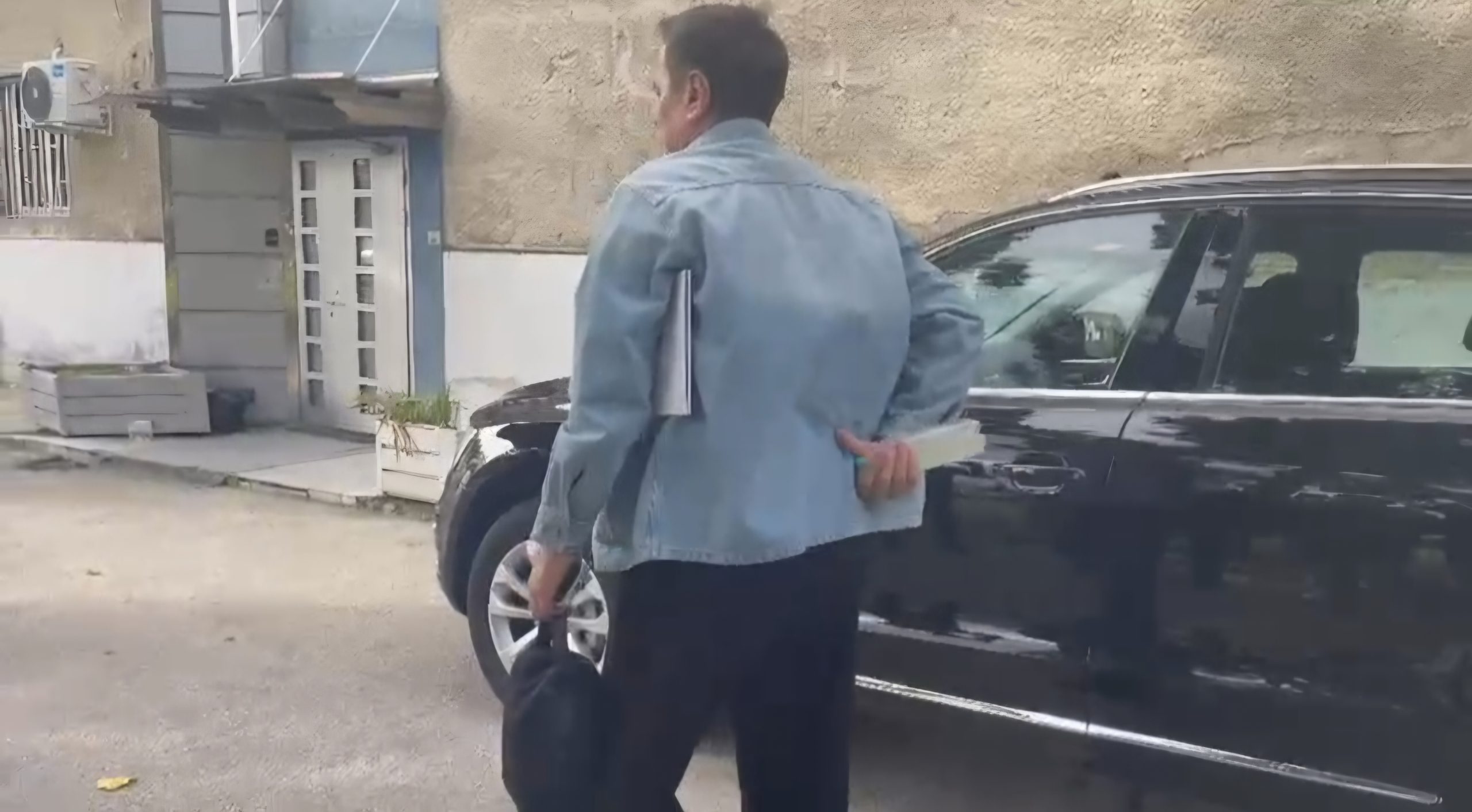 Keba se ukočio, jedva izašao iz auta, evo kako je došao do studija "Zvezda Granda" VIDEO 6 Screenshot 20251117 132547 WhatsApp