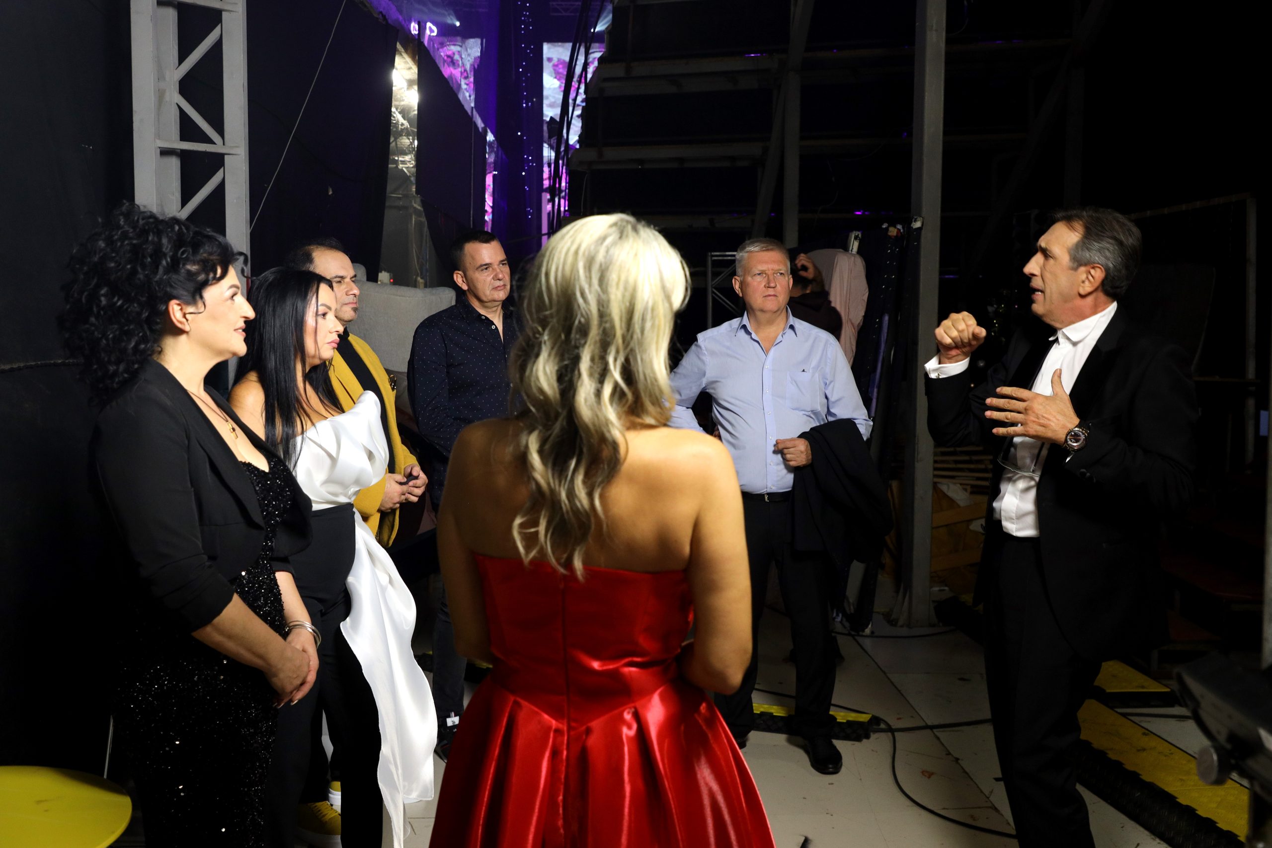 Pred snimanje emisije Nikad nije kasno stigao poseban poklon za Draganu, Žiku i Mareta VIDEO 6 ZIKA SA KANDIDATIMA NNK SNIMANJE 09102025 FOTO MUNJA 5 ok