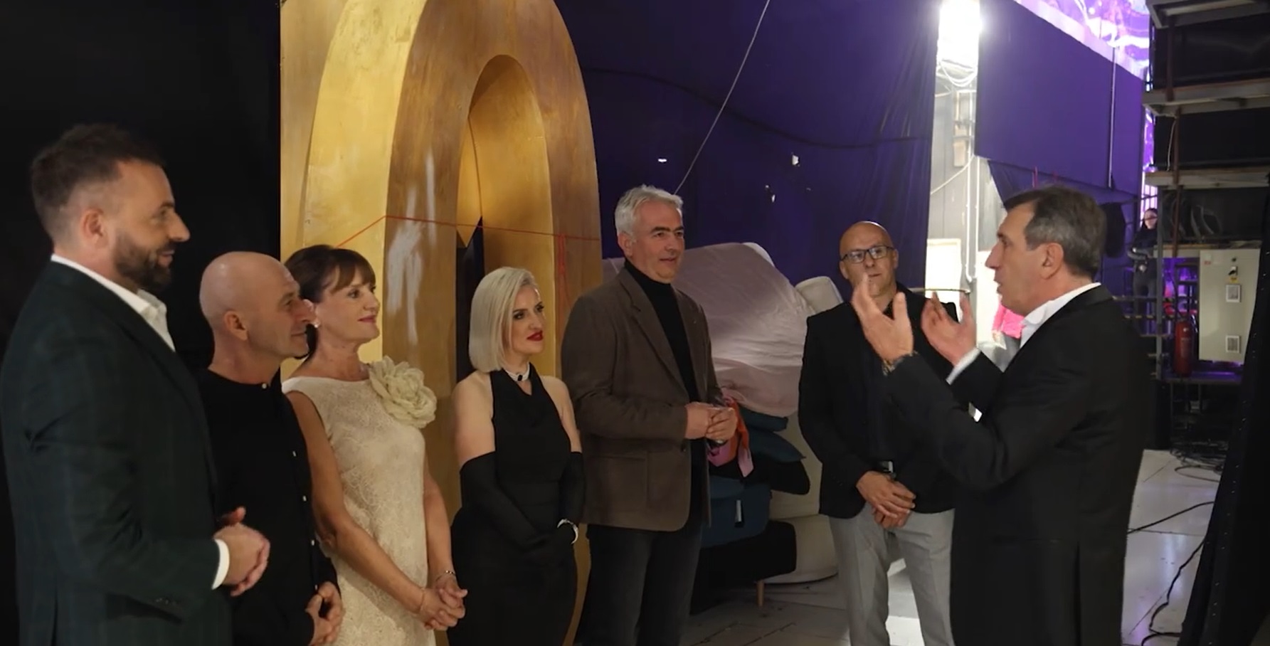 Zavirite iza scene večerašnje emisije: Dejan Matić razgalio sve u startu, Lena Kovačević ne skida osmeh s lica VIDEO 5 bekstejdz nnk 1