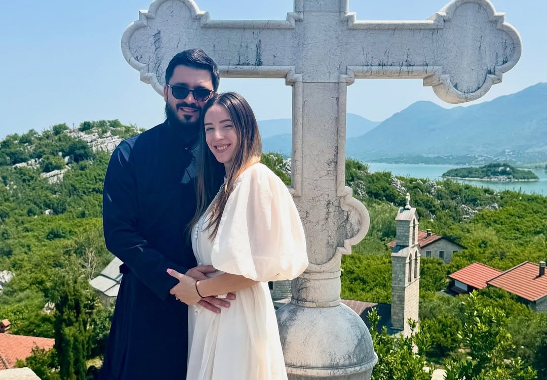 Pevačica celu zimu provela pod Ostrogom, bebu krstila u inkubatoru: "Vera mi je pomogla" 6 danica sa muzem