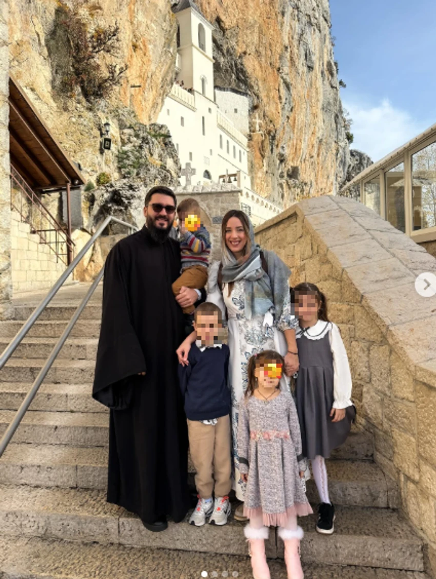 Pevačica celu zimu provela pod Ostrogom, bebu krstila u inkubatoru: "Vera mi je pomogla" 5 danica sa porodicom