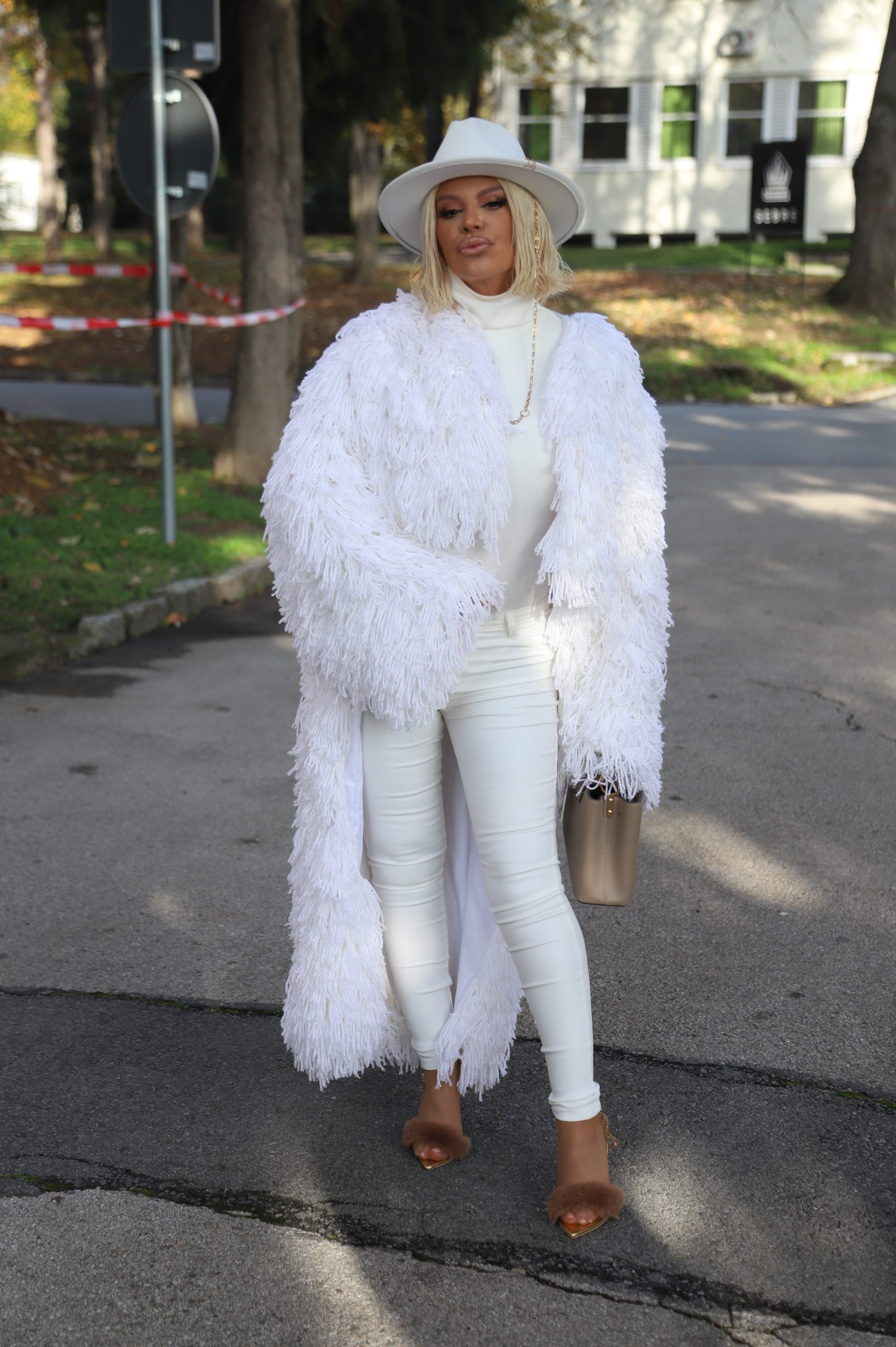 Modni nokaut: Dara u snežno beloj kombinaciji, svi gledaju u sandale koje nosi usred novembra VIDEO 5 dara bubamara 1 2