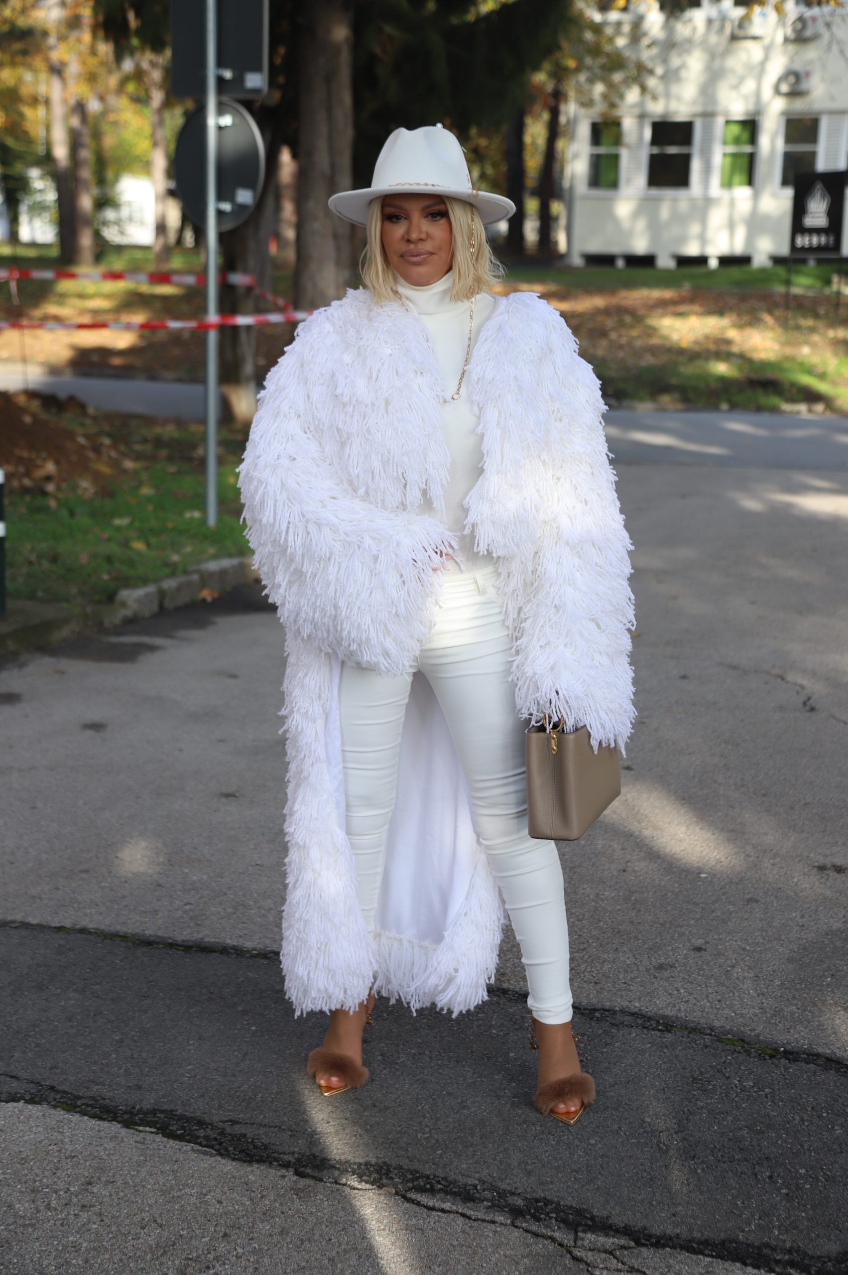 Modni nokaut: Dara u snežno beloj kombinaciji, svi gledaju u sandale koje nosi usred novembra VIDEO 7 dara bubamara 4