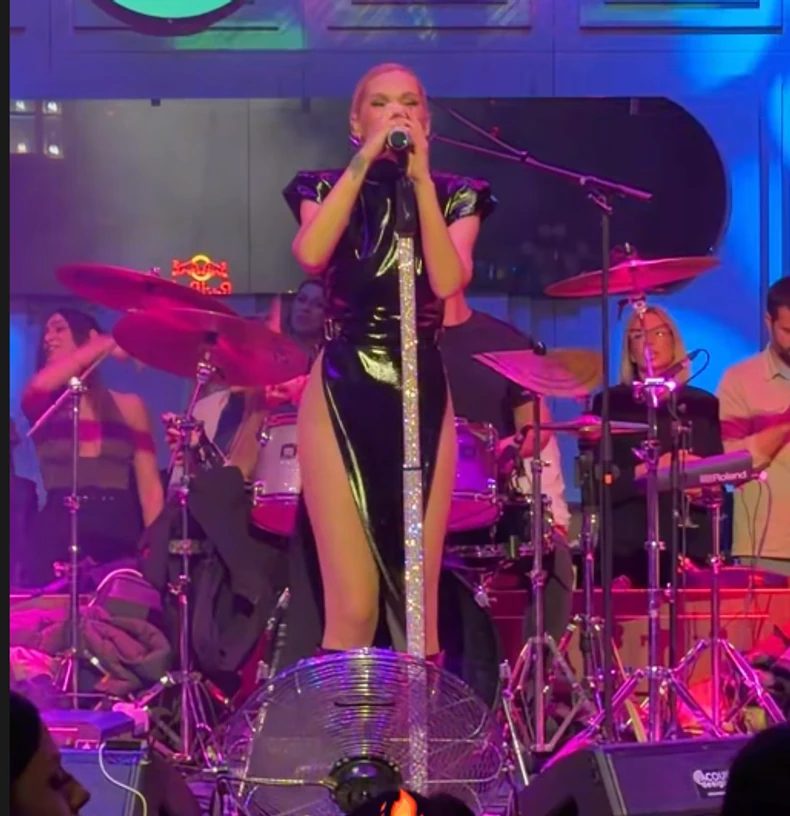 Nataši Bekvalac sevnula zadnjica: Pevačica u najizazovnijoj haljini do sada FOTO 8 image 26 12