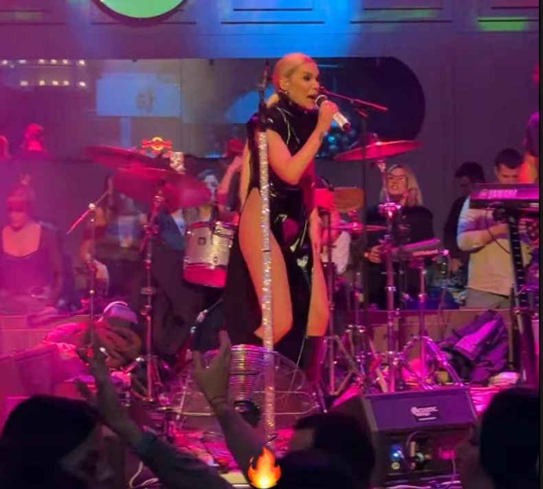 Nataši Bekvalac sevnula zadnjica: Pevačica u najizazovnijoj haljini do sada FOTO 9 image 26 13