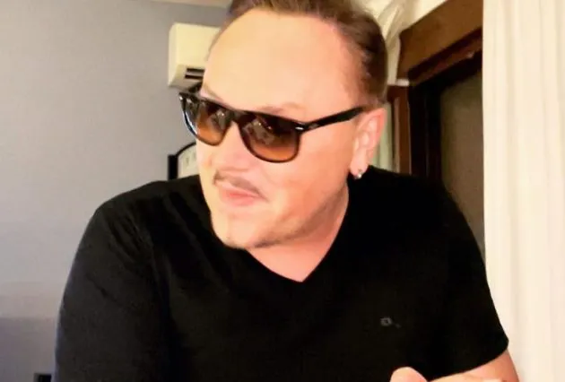 Zbog jedne stvari pevač odlučio da se razvede posle 17 godina braka: "Mozak mi se vratio na fabričko podešavanje" 5 knez 2 630x426 1