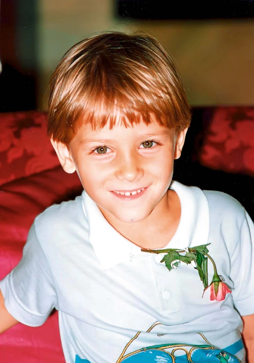 Ovaj dečak je izrastao u najzgodnijeg pevača na estradi: Teško da ćete ga prepoznati 6 sasa kovacevic kao dete