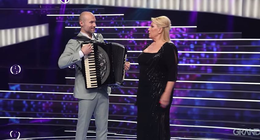 Novine u Zvezdama Granda: Žiri u izmenjenom sastavu večeras, Snežana Đurišić u društvu poznatog harmonikaša VIDEO 6 so