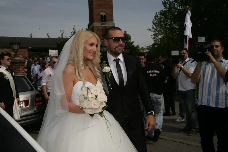 Danas čekaju treće dete, a ovako je izgledala svadba najpopularnijeg para iz Zvezda Granda 7 svadba 768x512 1