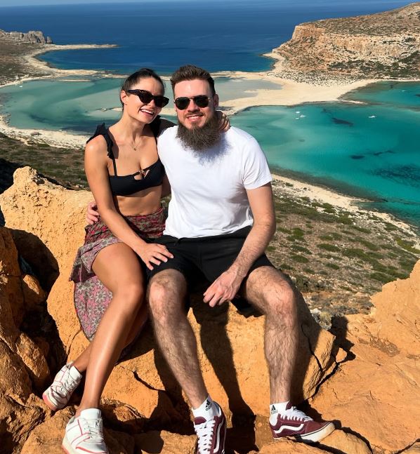 Ko je trudna snajka Saše Popovića? Izgleda kao milion dolara, godinama radi u Grandu, a završila je ozbiljan fakultet FOTO 8 tiajan i danijel