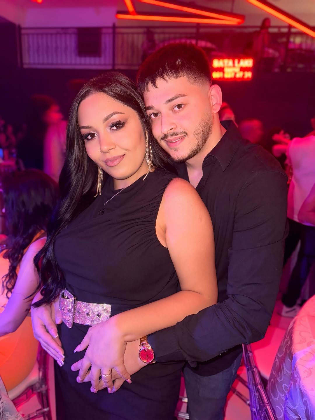 Ovu lepoticu je verio pevač iz Zvezda Granda i uskoro će mu roditi ćerku 5 verenica zvezde granda 3