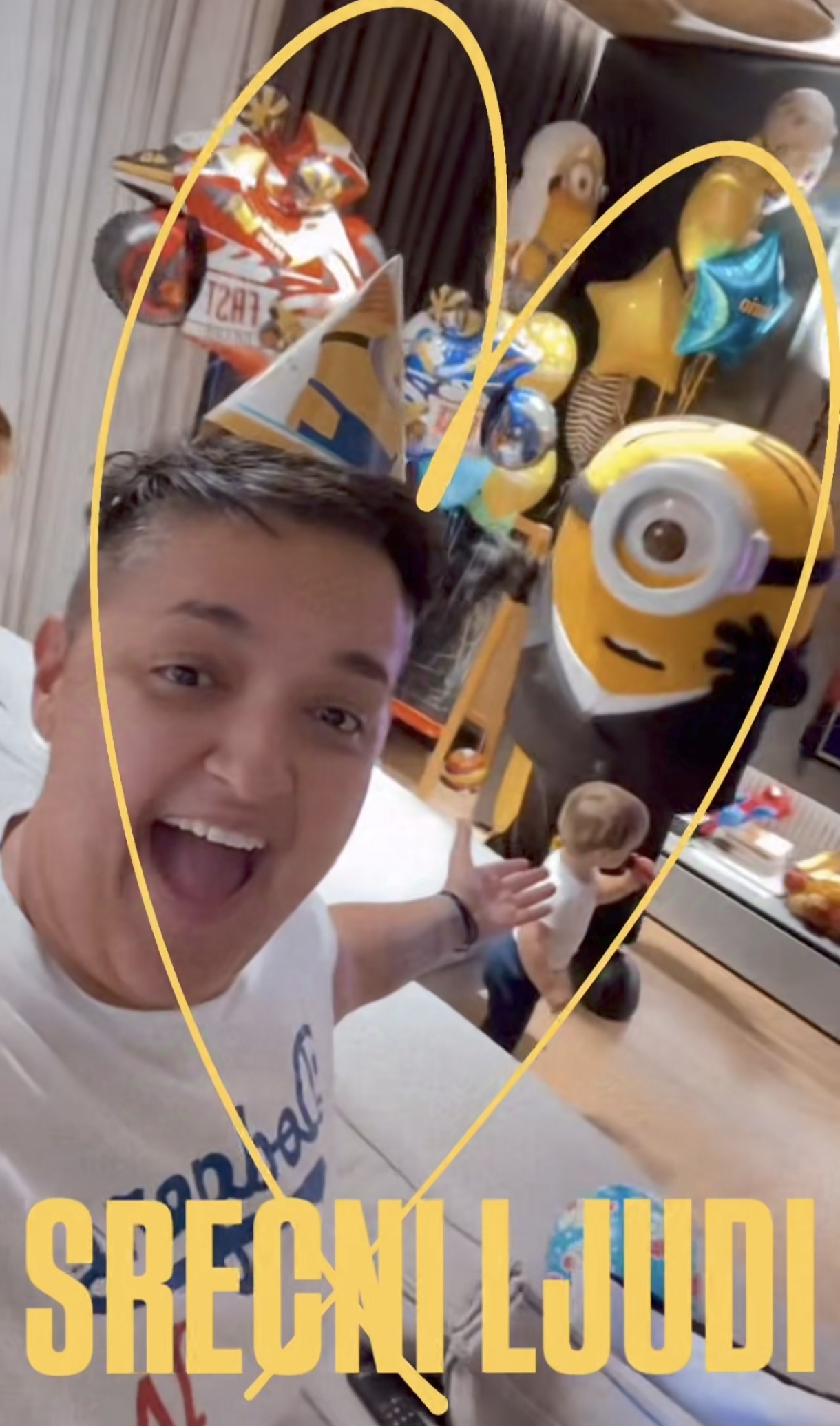 Marija Šerifović slavi sinu rođendan - Peva na sav glas, stan pun balona i maskota VIDEO 5 1764858170010