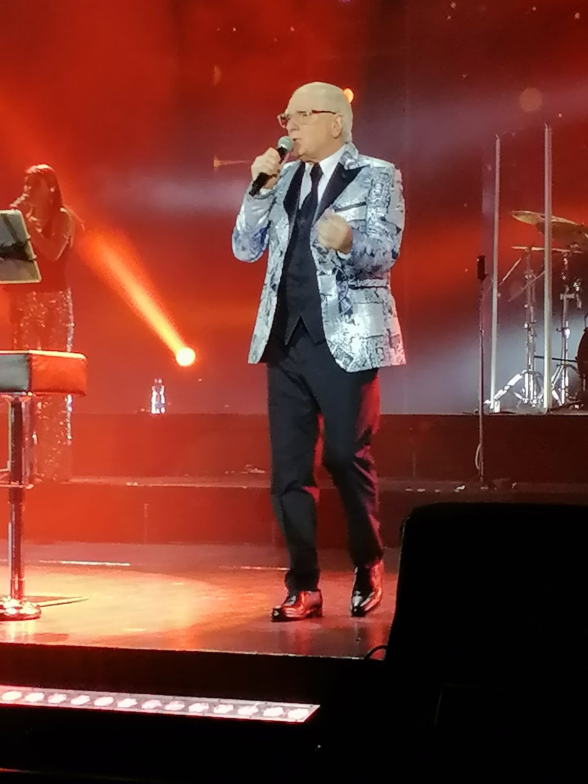 Spektakularan početak drugog koncerta Željka Samardžića, čuvenim hitom pozdravio publiku 5 1765829830079