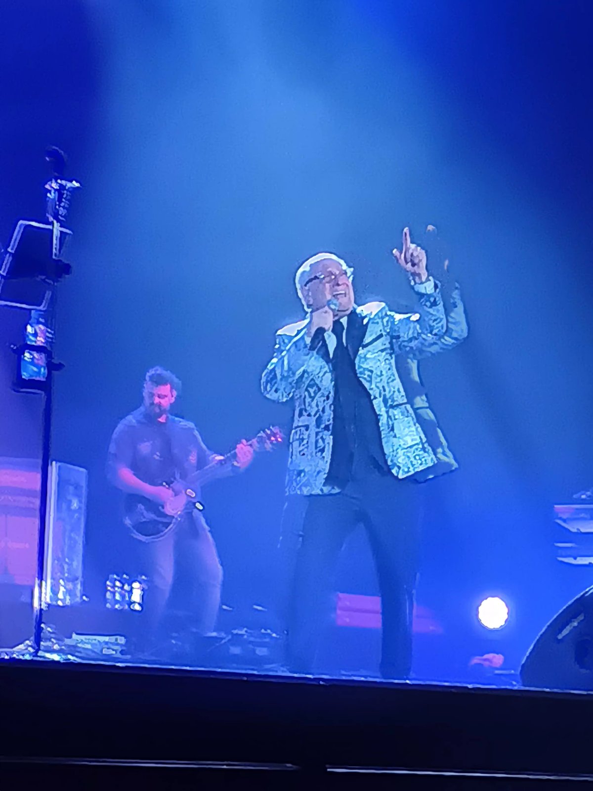 Spektakularan početak drugog koncerta Željka Samardžića, čuvenim hitom pozdravio publiku 6 1765829830088