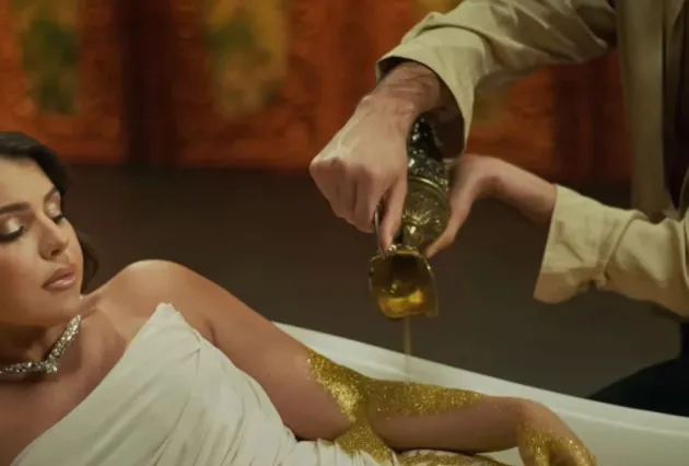 Pevačicu ljubi milioner, a sad isplivao snimak u kom je zgodni dasa kupa u zlatu VIDEO 10 1765901386351