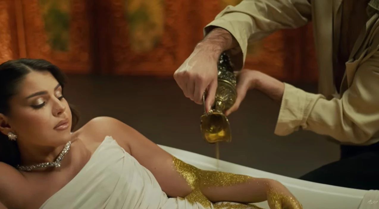 Pevačicu ljubi milioner, a sad isplivao snimak u kom je zgodni dasa kupa u zlatu VIDEO 6 1765901386351