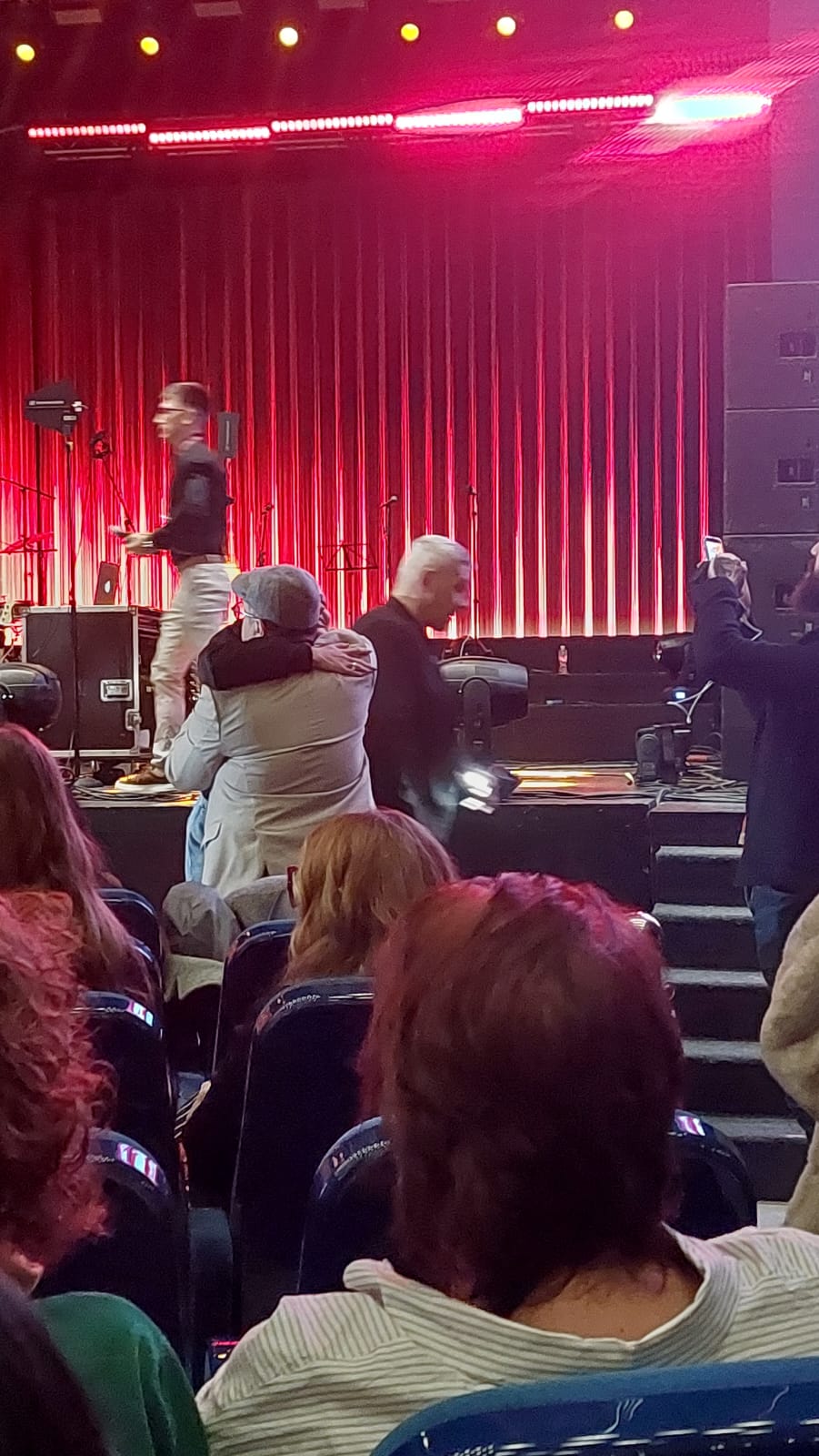 Paparazzo: Aleksandra Prijović uhvaćena u zagrljaju poznatog muškarca FOTO 4 1765912152121