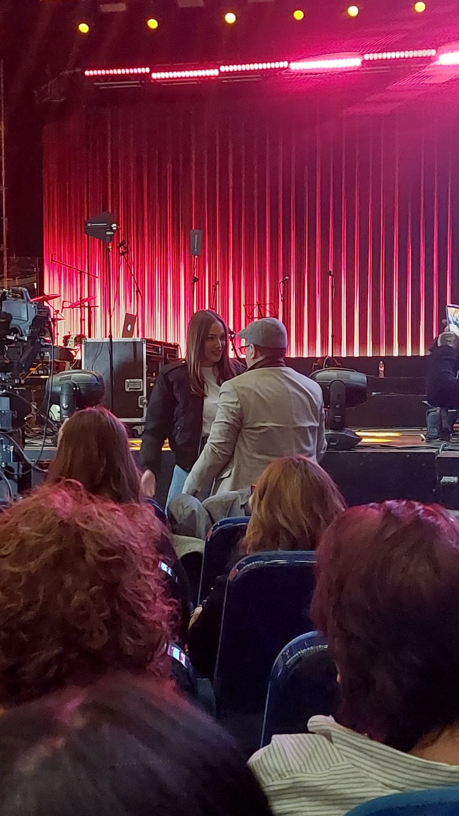 Paparazzo: Aleksandra Prijović uhvaćena u zagrljaju poznatog muškarca FOTO 5 1765912152133