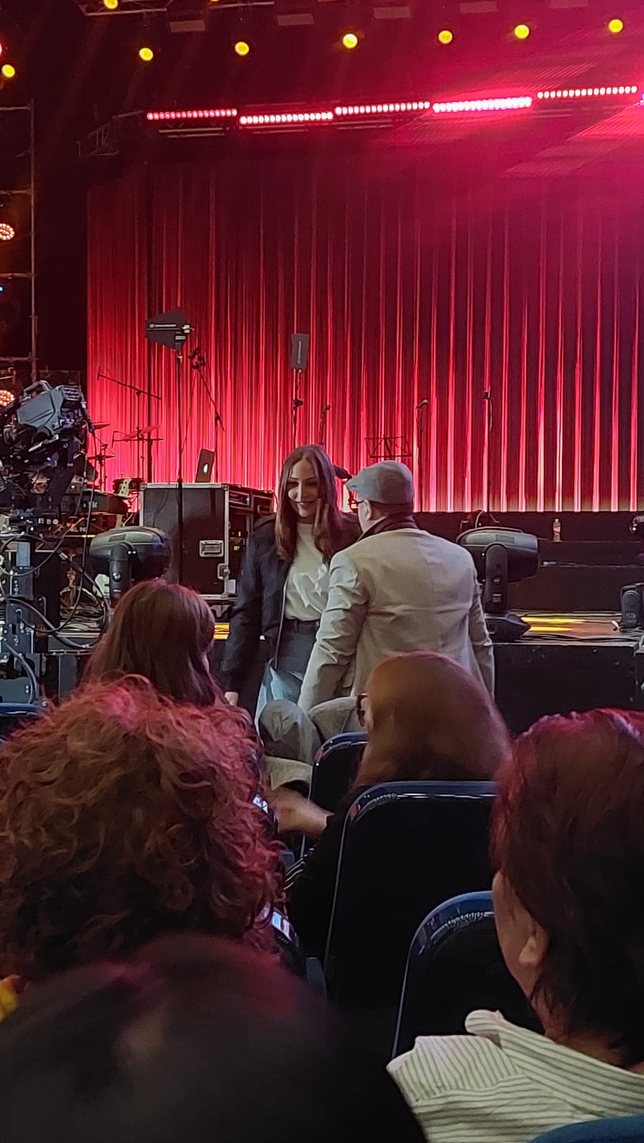 Paparazzo: Aleksandra Prijović uhvaćena u zagrljaju poznatog muškarca FOTO 6 1765912152153