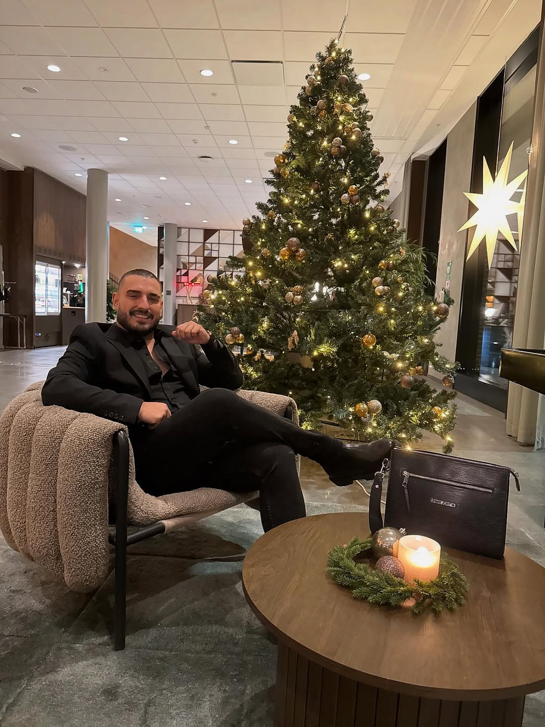 Darko Lazić objavio fotku zbog koje gore mreže: Pevač vozi, Kaća mu sedi u krilu 5 589175681 18536555011051293 2920615712052038387 n